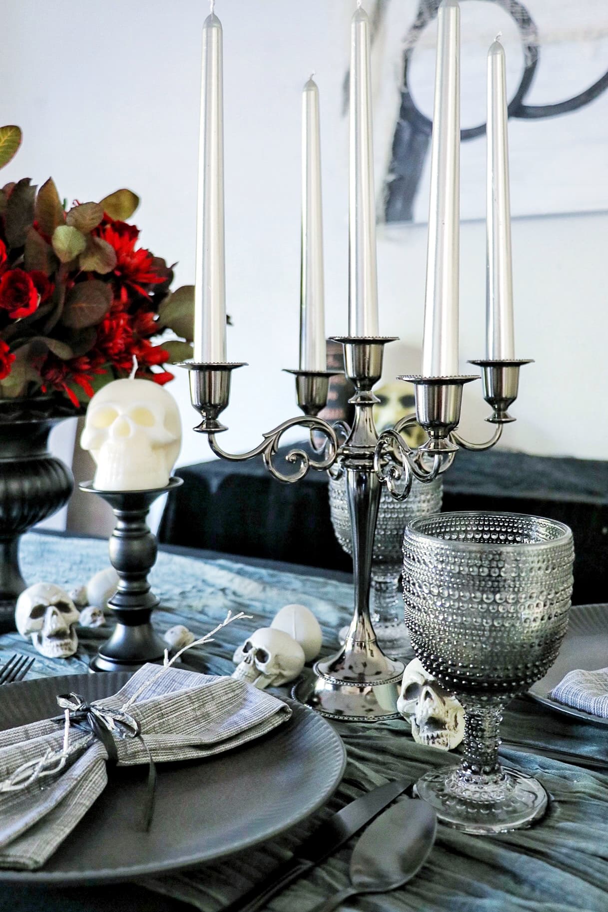 Halloween dining table idea: elegant and spooky tablescape