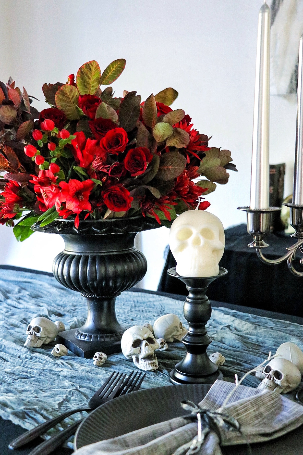 Halloween floral centerpieces for a chic and spooky tablescape