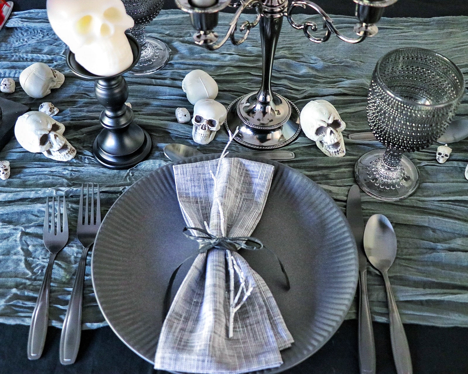 Halloween tablescapes: chic and spooky tablescape 
