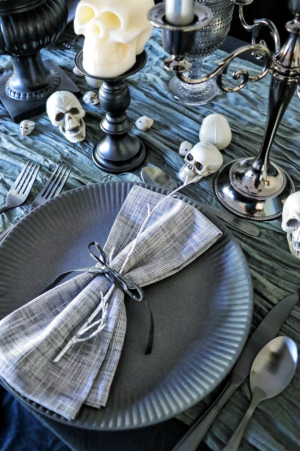 Halloween dining table decor