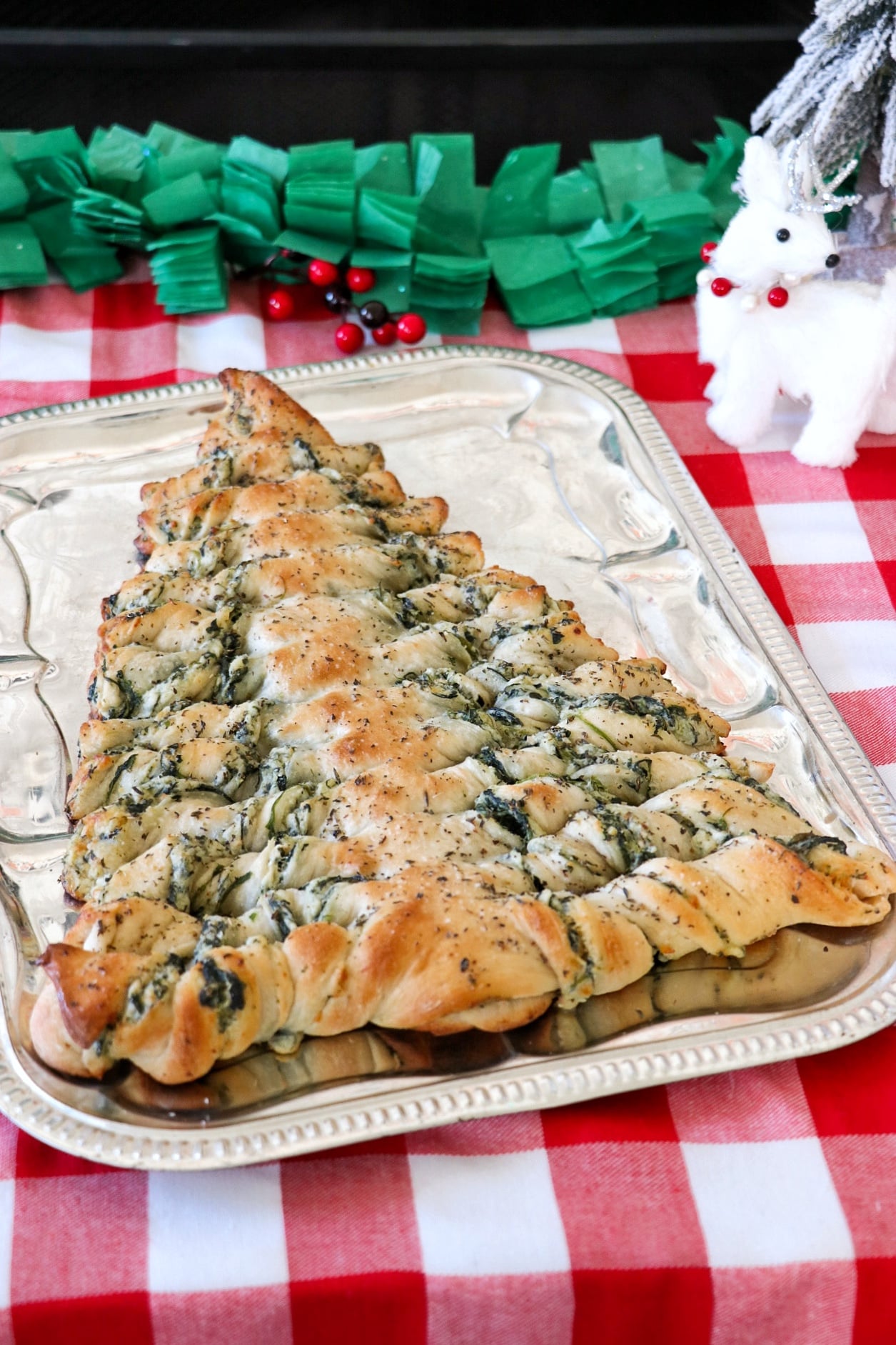 Christmas movie night snacks: Spinach Dip-Stuffed Pull Apart Tree