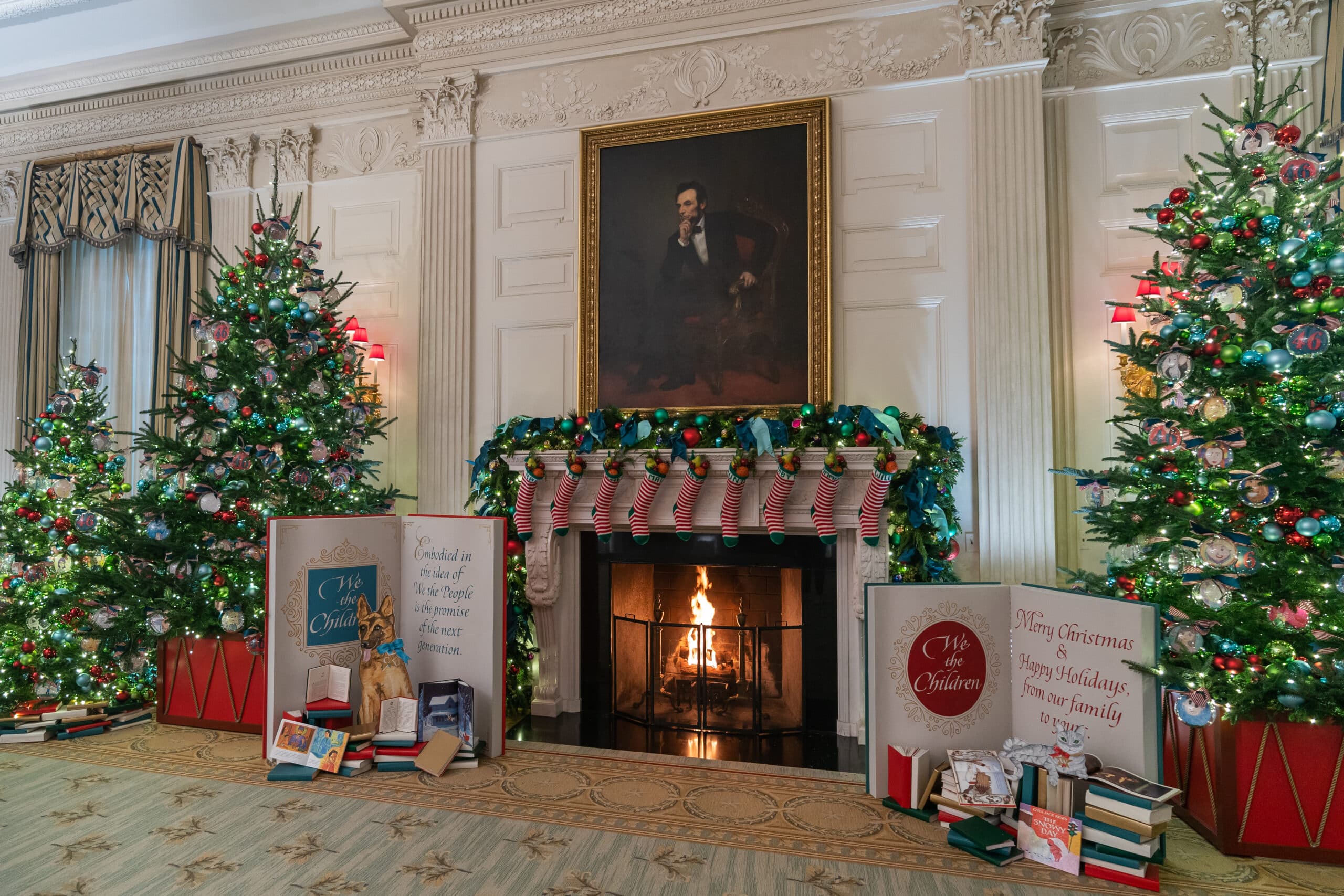 https://fabeveryday.com/wp-content/uploads/2022/12/2022-White-House-Holiday-Decorations-State-Dining-Room-3-scaled.jpg