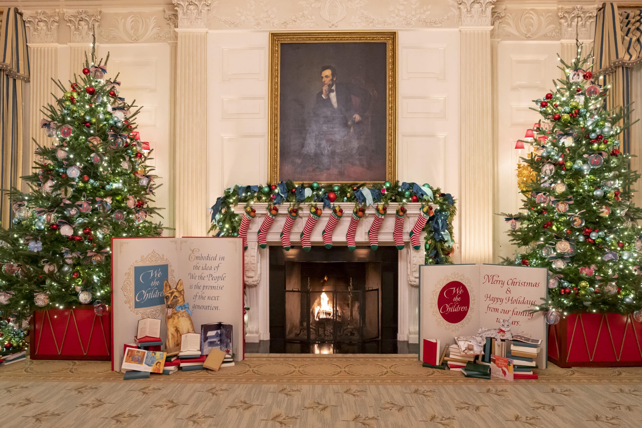 White House State Dining Room holiday decorations 2022