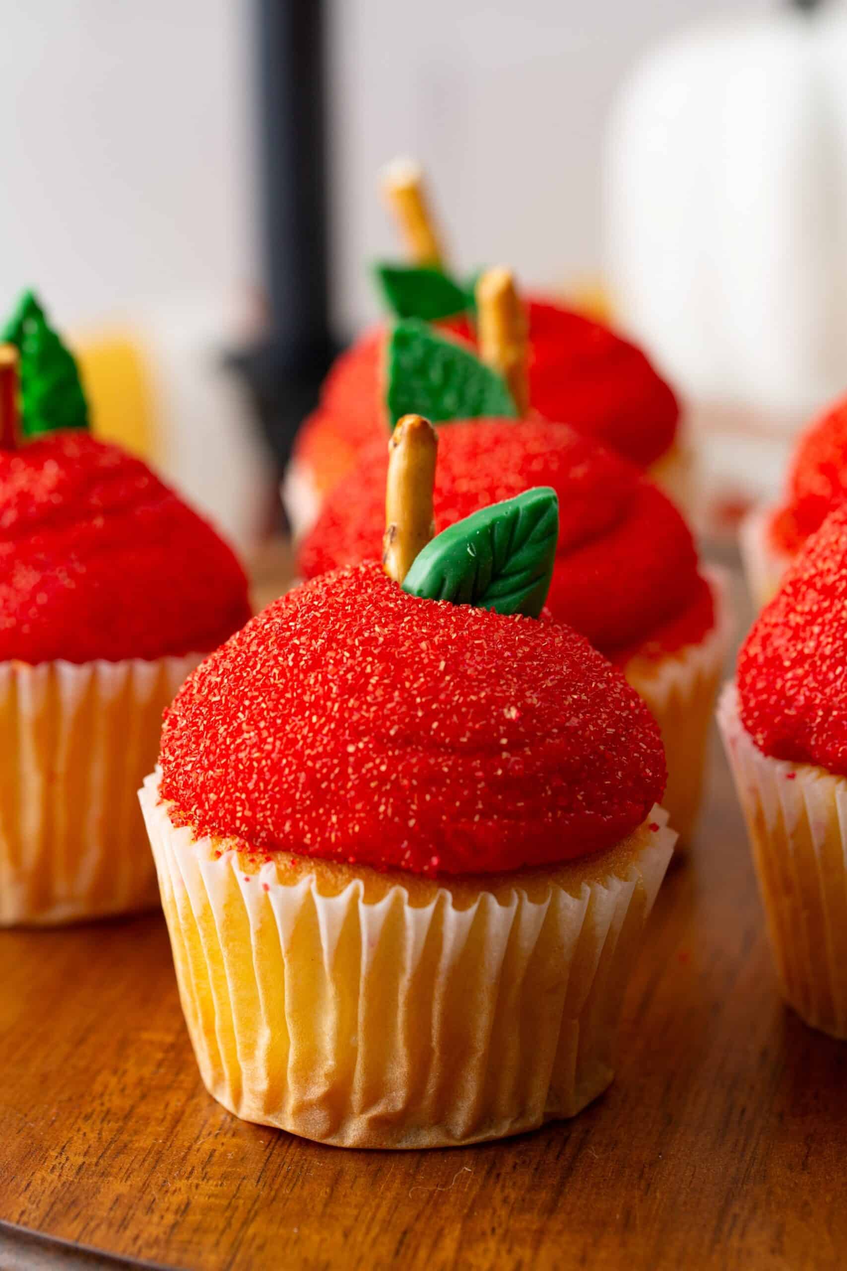 fall themed cupcake decorating ideas: apple decorated cupcakes