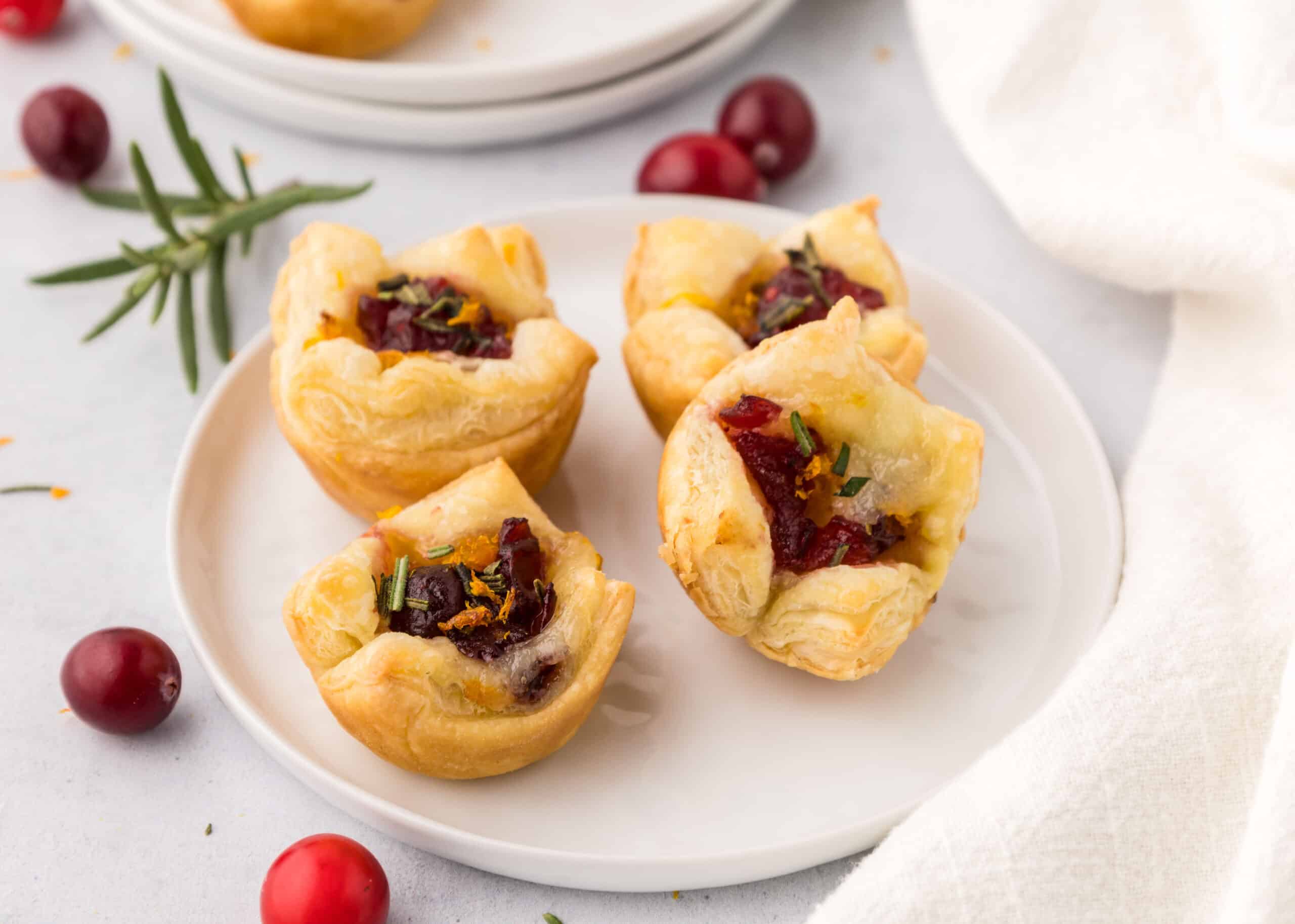 Rosemary, Cranberry, and Camembert Bites (baked Camembert with cranberries appetizers)