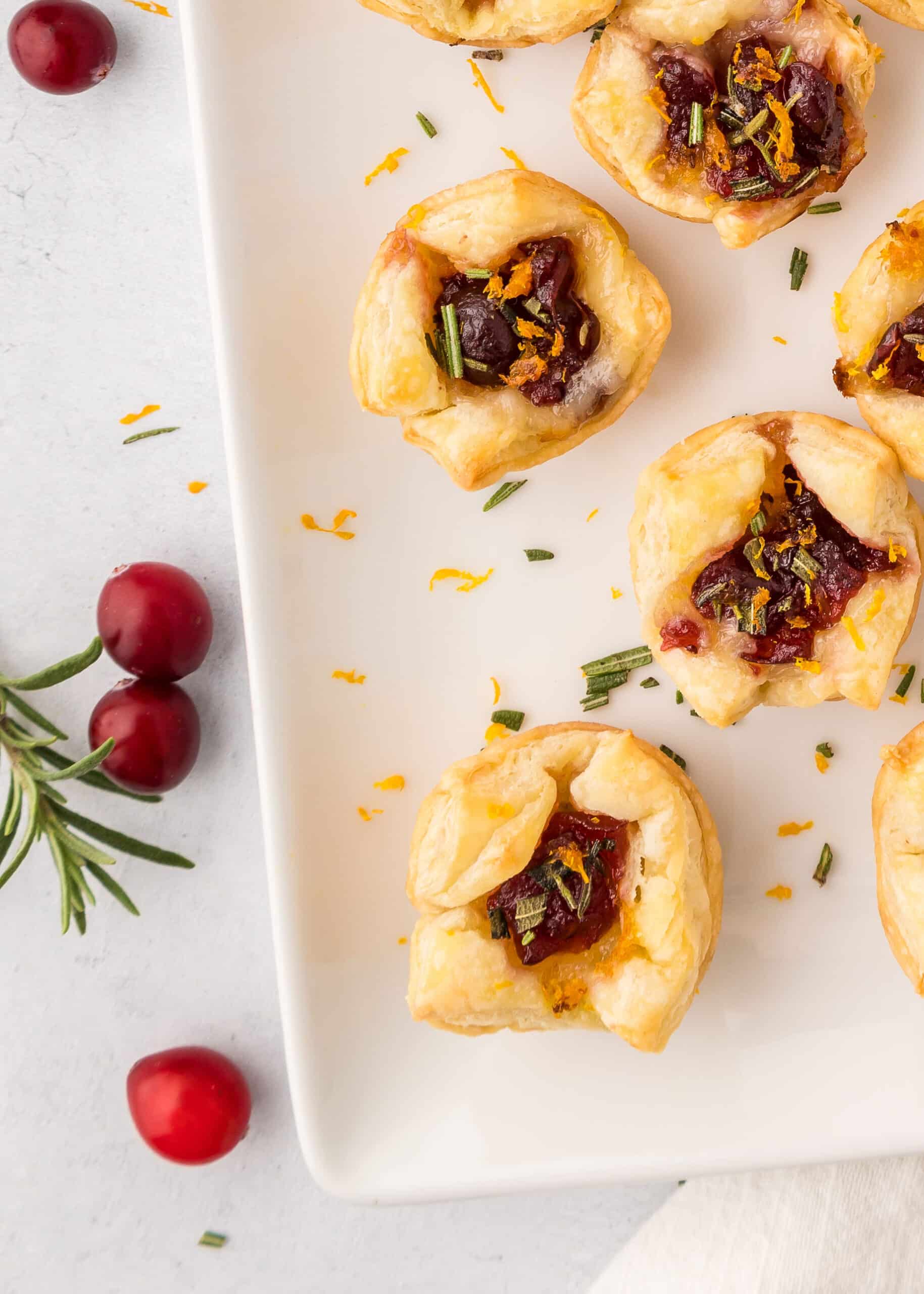 Cranberry and Camembert Bites with Rosemary (baked Camembert with cranberries appetizers)