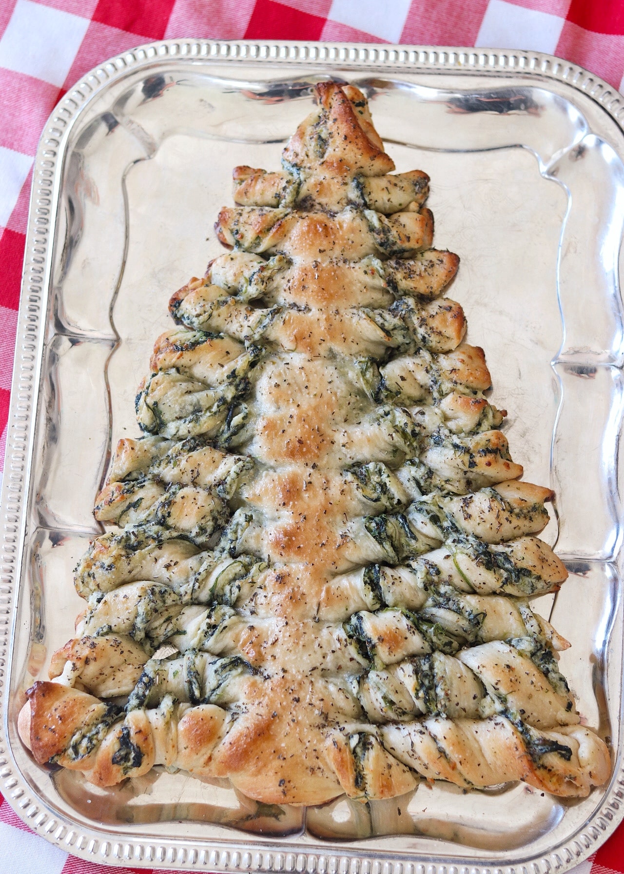 Spinach Dip-Stuffed Pull Apart Tree (Christmas tree pull apart appetizer)
