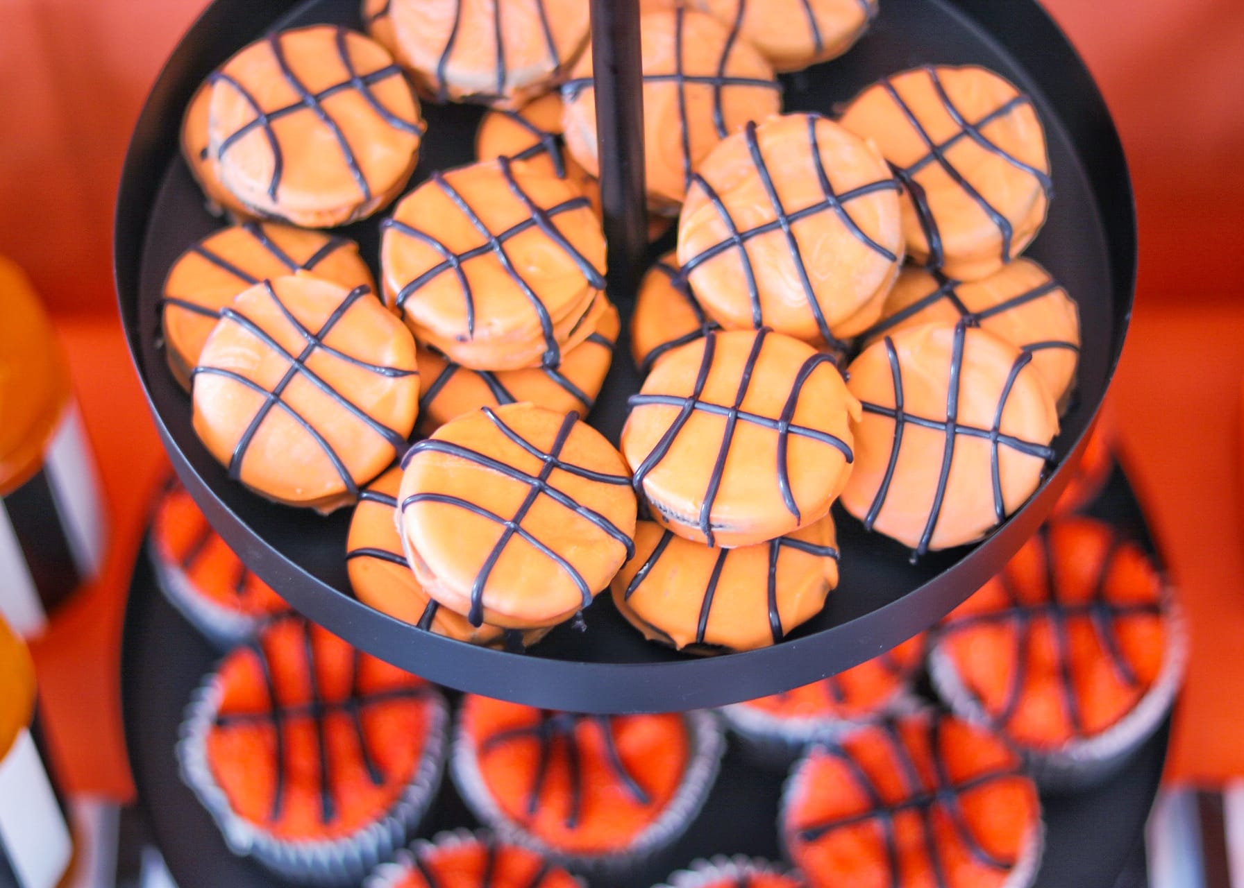 basketball themed desserts: dipped oreos