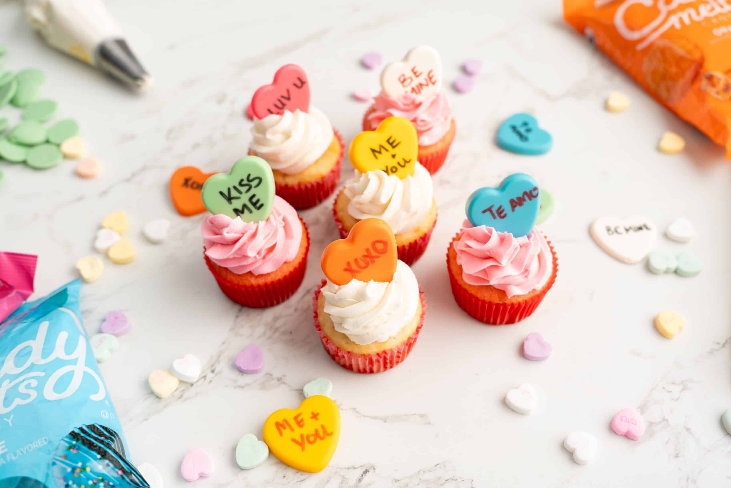 conversation hearts cupcakes (easy edible Valentine cupcake toppers)