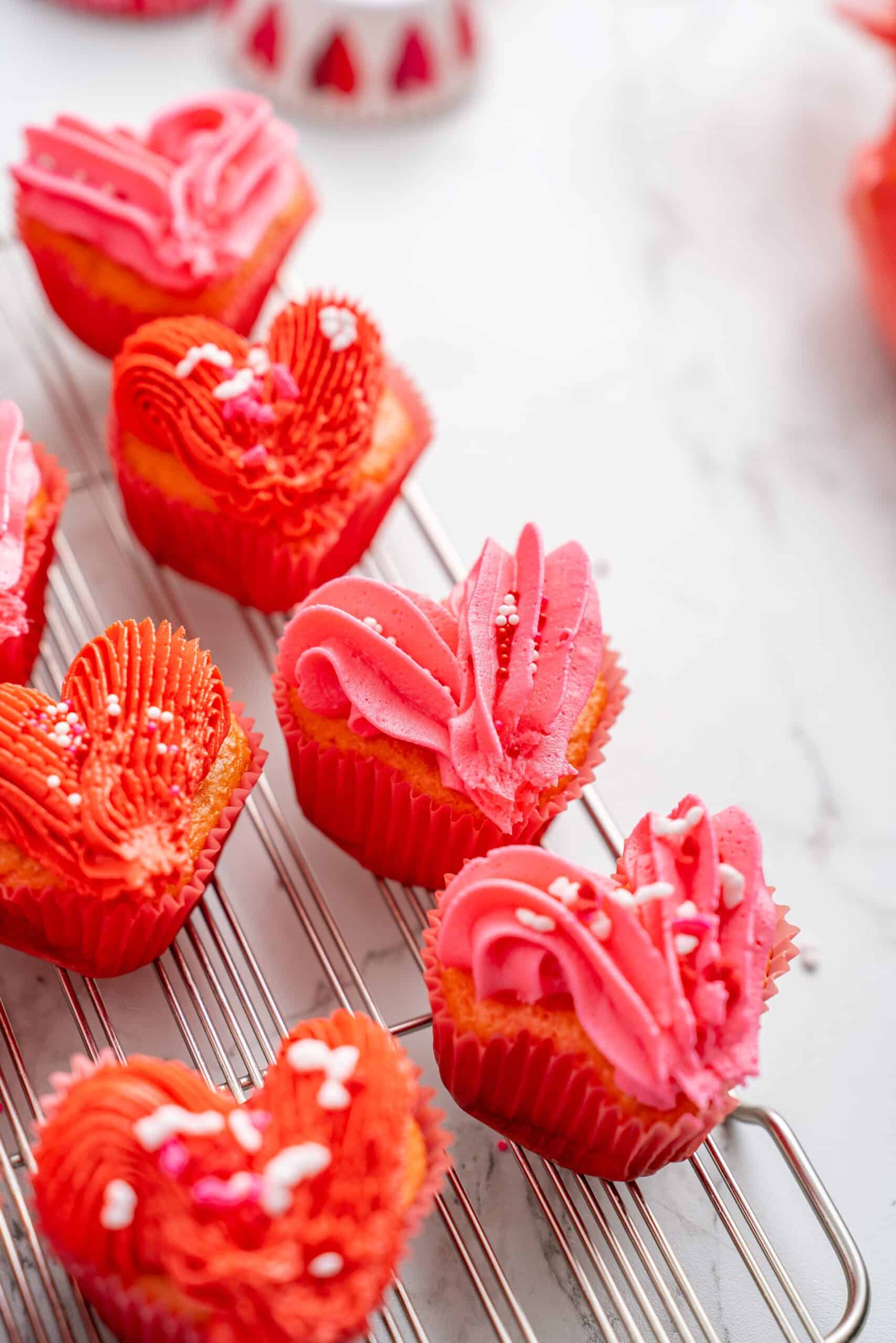 heart shaped cupcakes (Valentine's Day cupcake decorations)