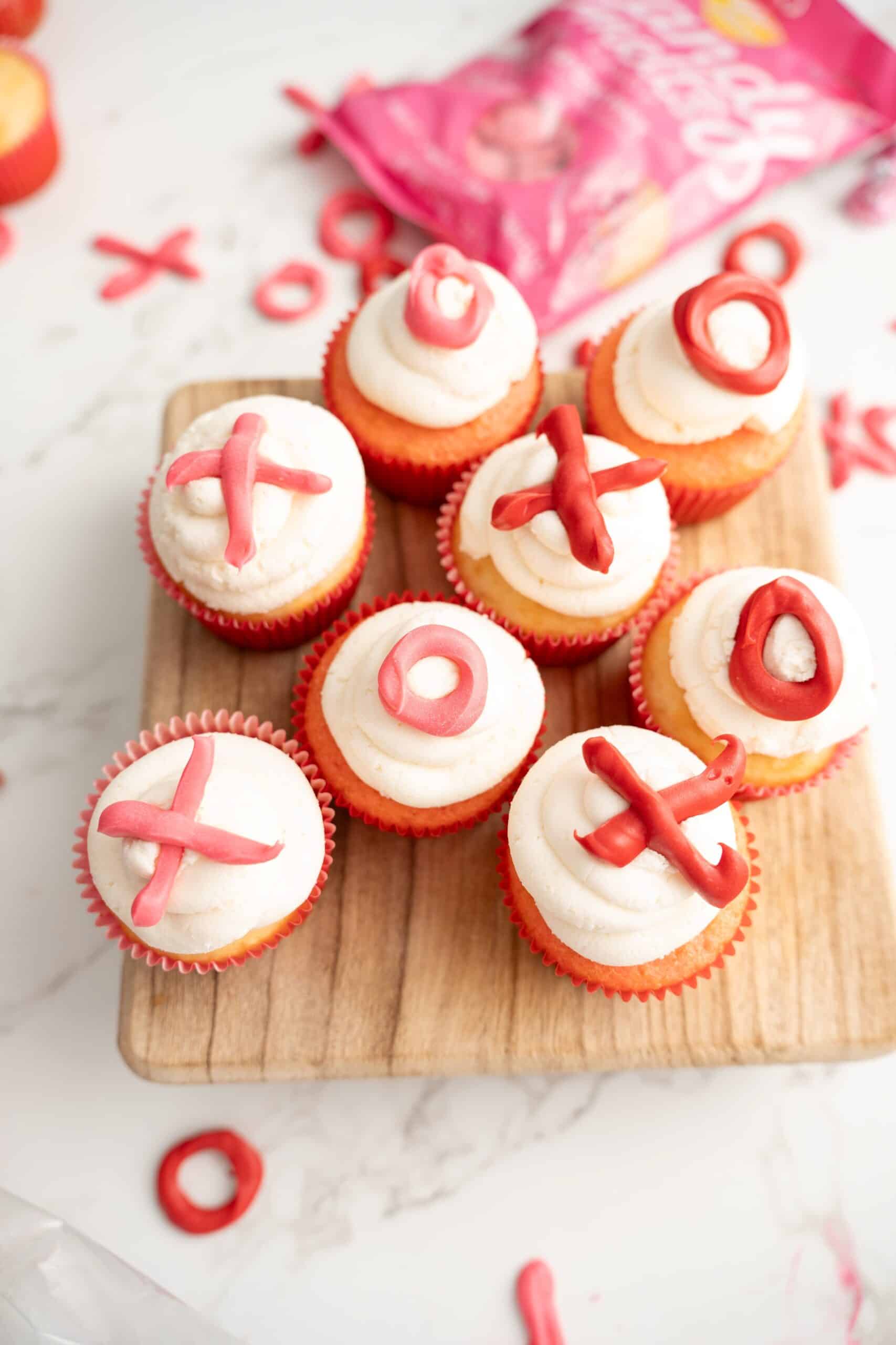 XOXO cupcakes (edible Valentine cupcake toppers)