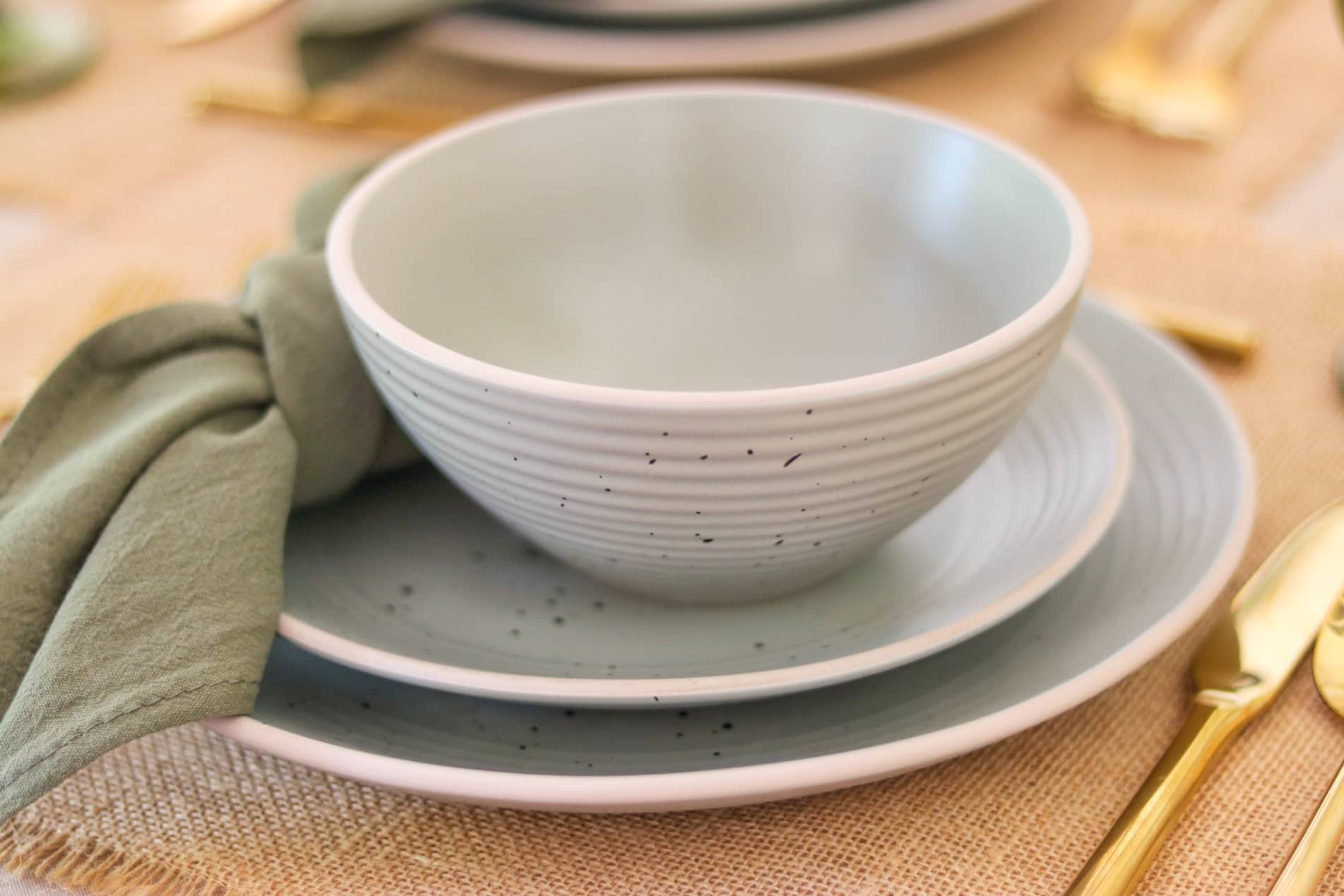 summer tablescape ideas green and gold