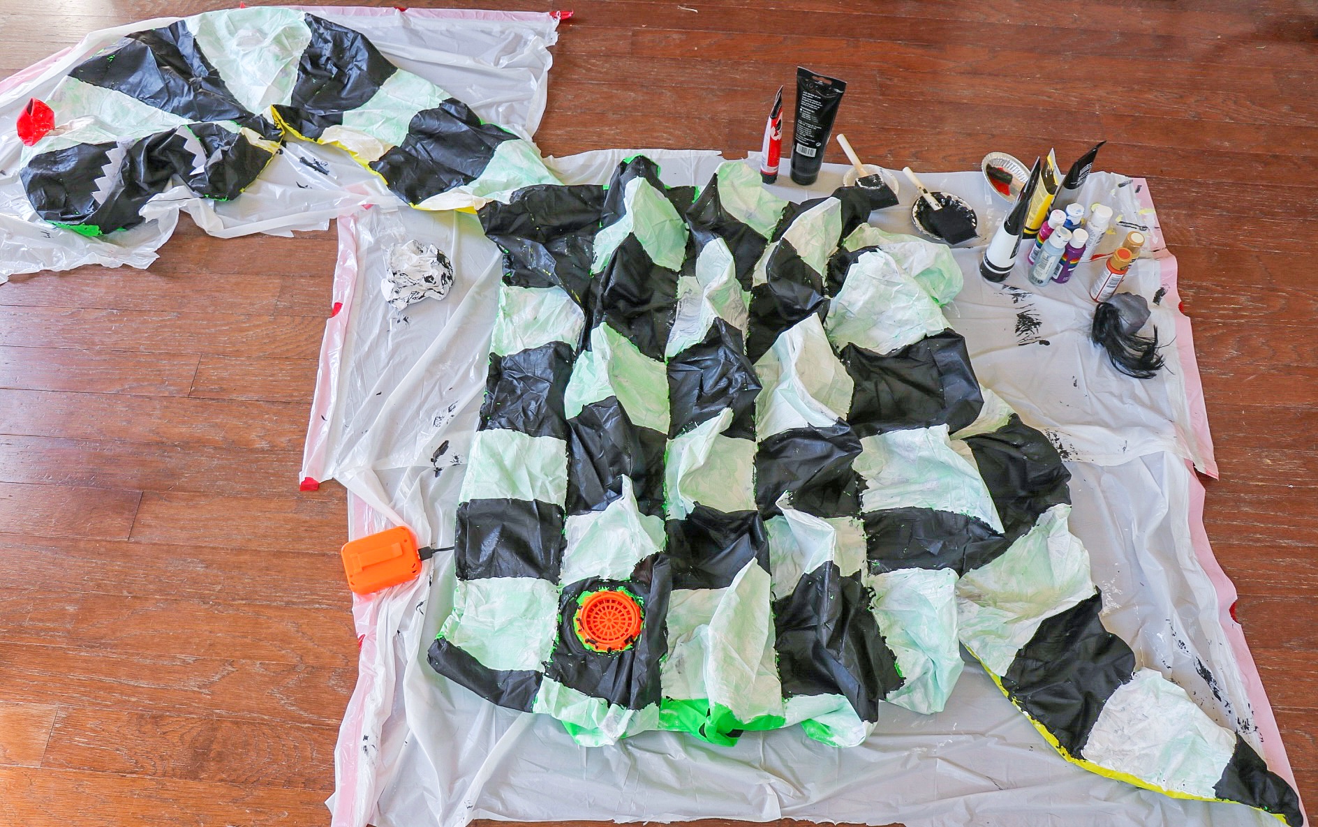 DIY DIY Beetlejuice sandworm costume