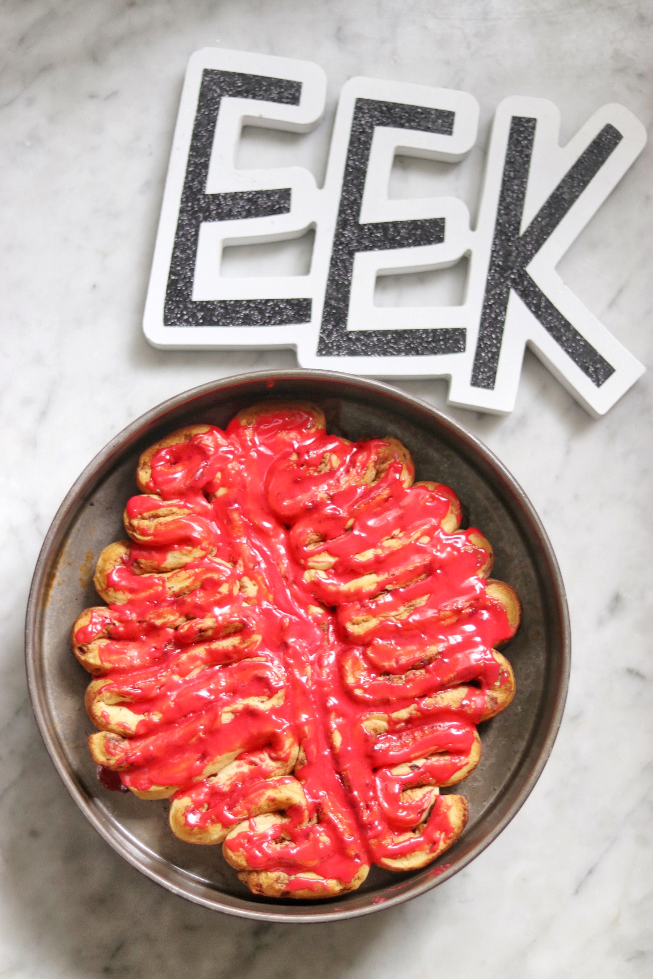 Halloween brain cinnamon rolls (Halloween breakfast ideas)