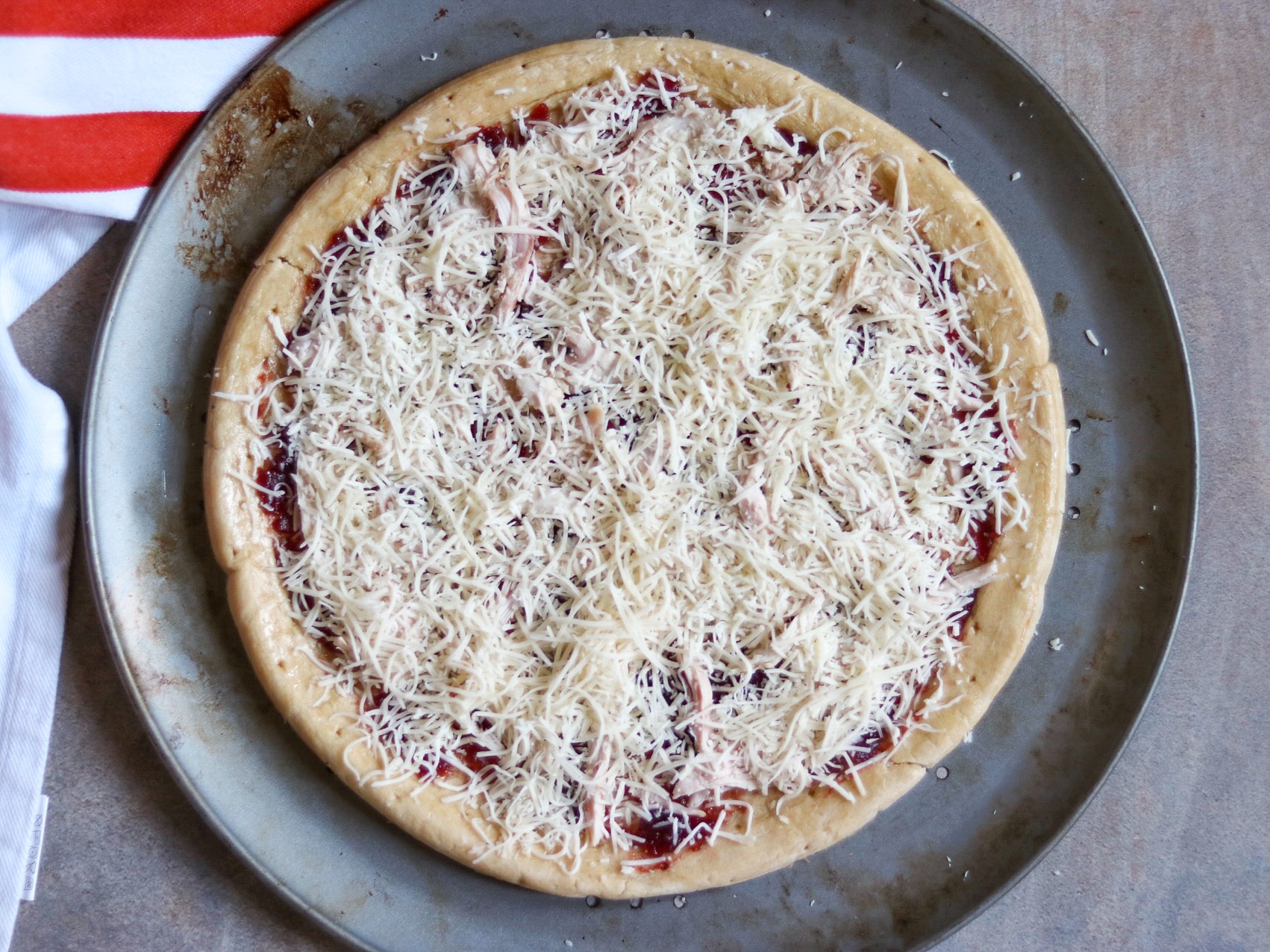 how to make a Thanksgiving leftovers pizza