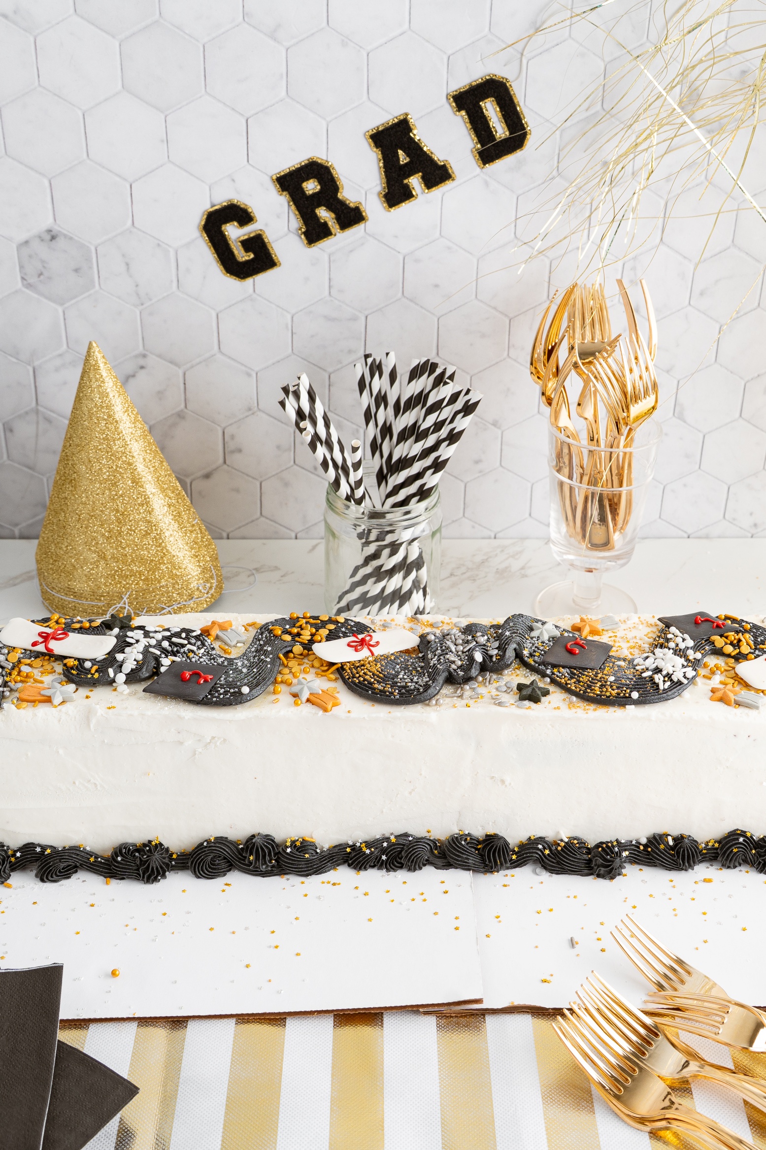 Graduation Cake Ideas: Graduation Centerpiece Cake