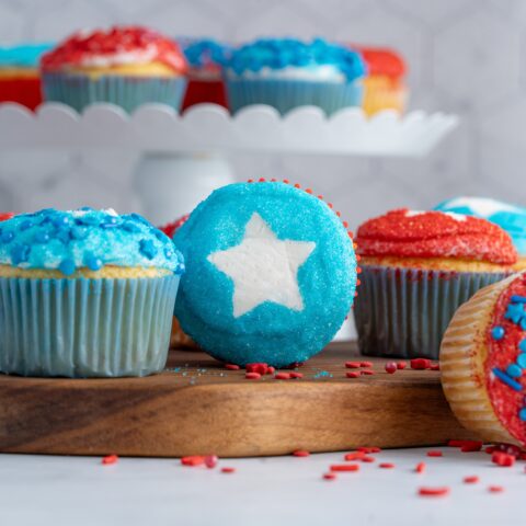 Star-Spangled Patriotic Cupcakes for 4th of July (red white and blue cupcake ideas)