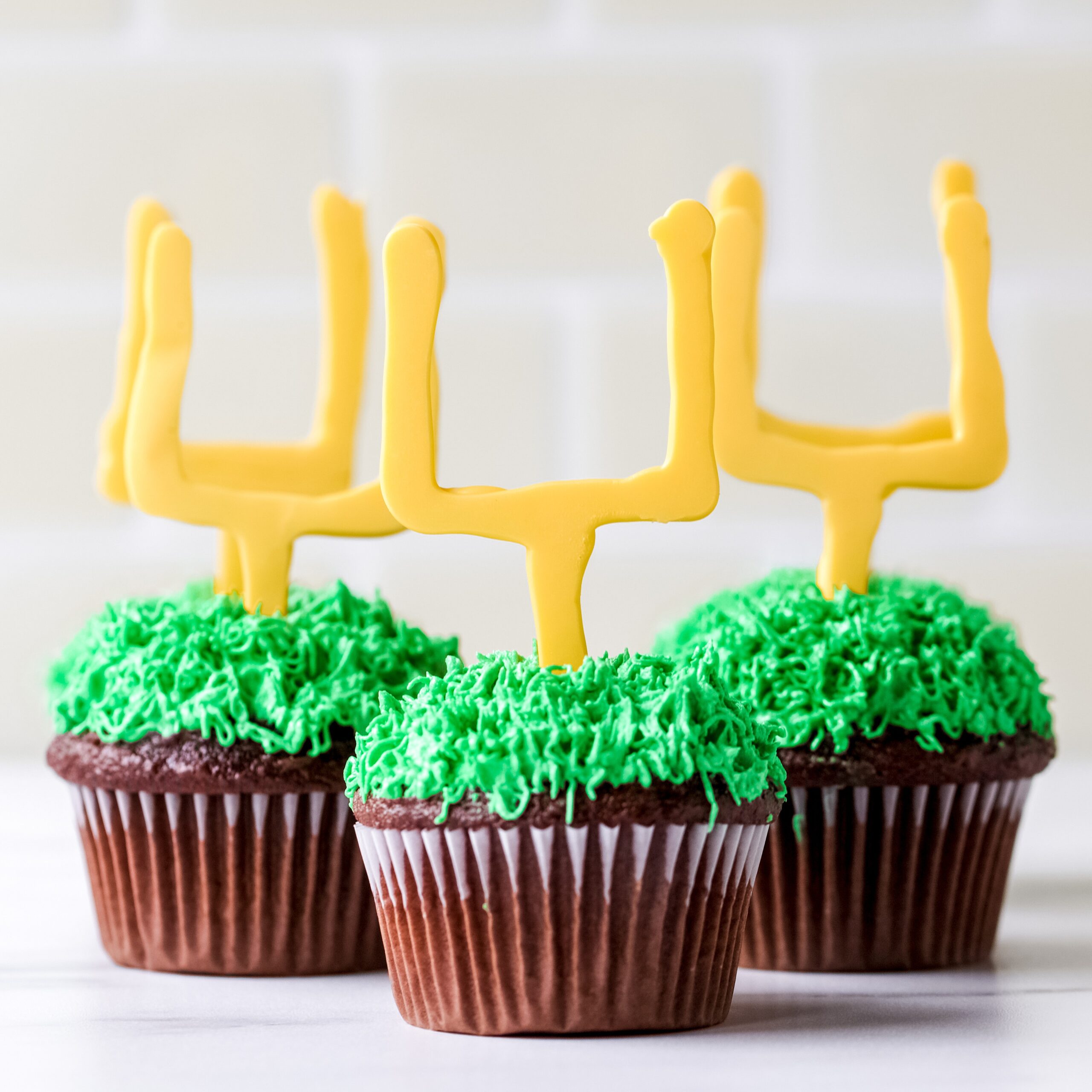 Football Goalpost Cupcakes (easy football cupcakes idea)
