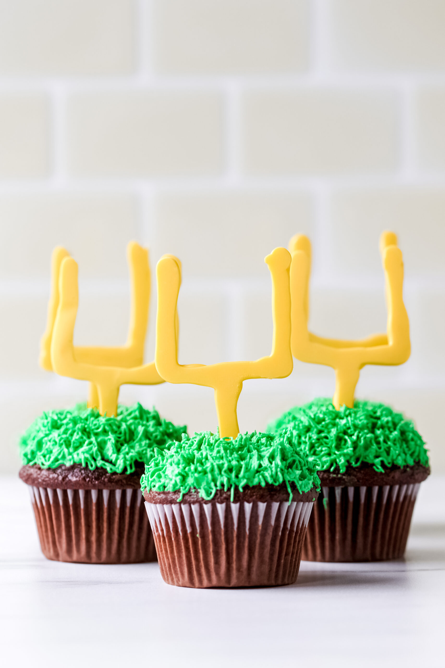 tailgate cupcakes ideas: football cupcakes with candy goalposts