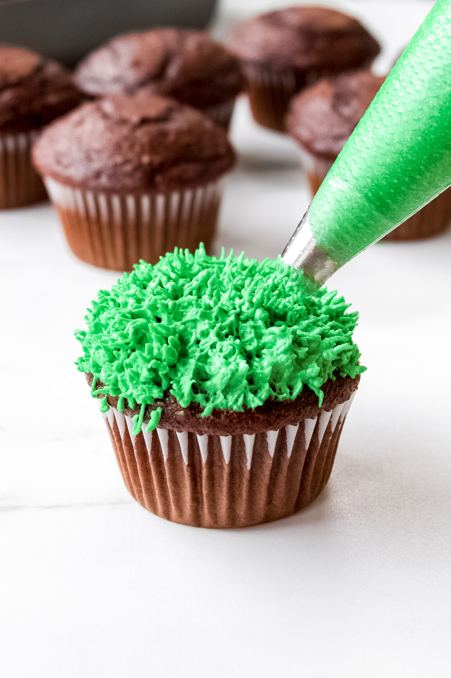 desserts for tailgate: easy goalpost football cupcakes
