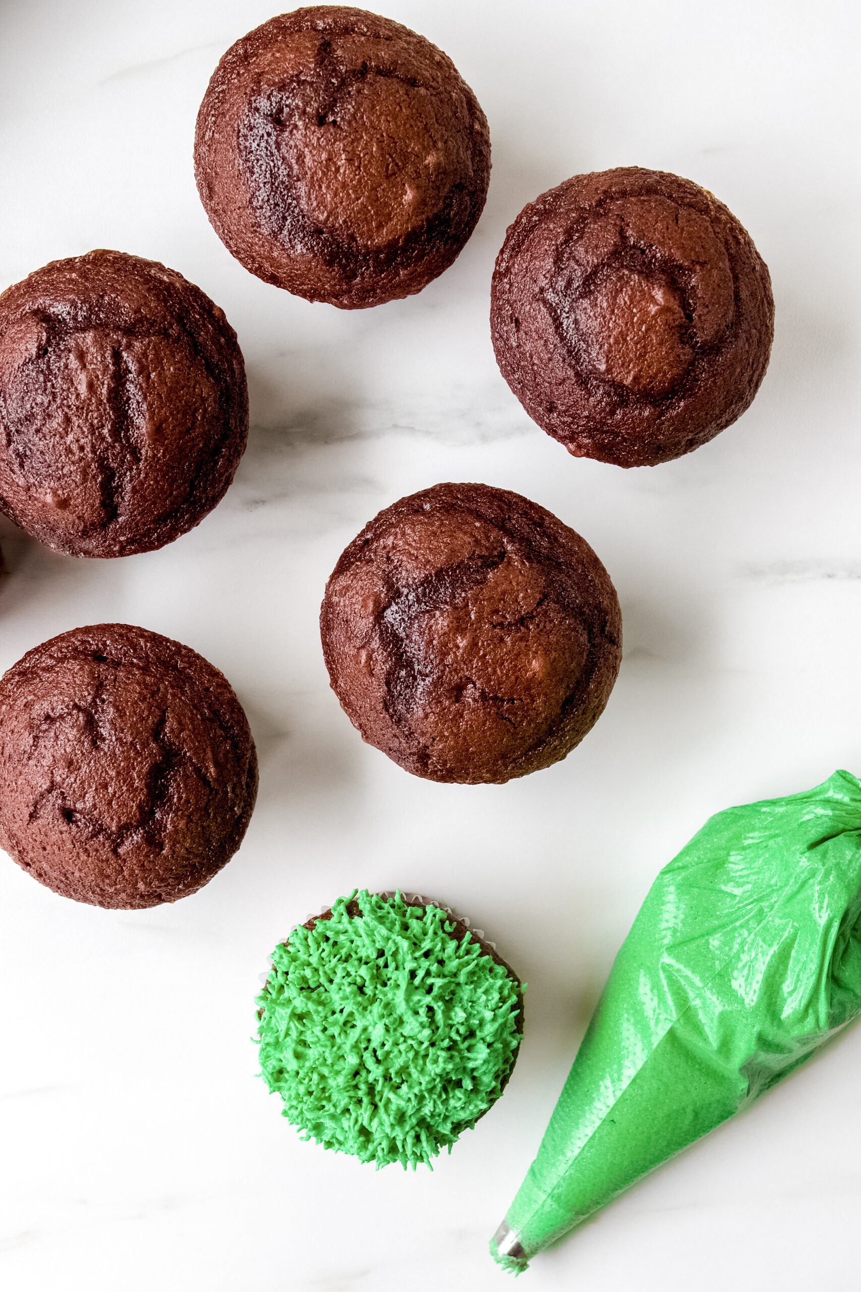 football theme cupcakes: goalpost cupcakes