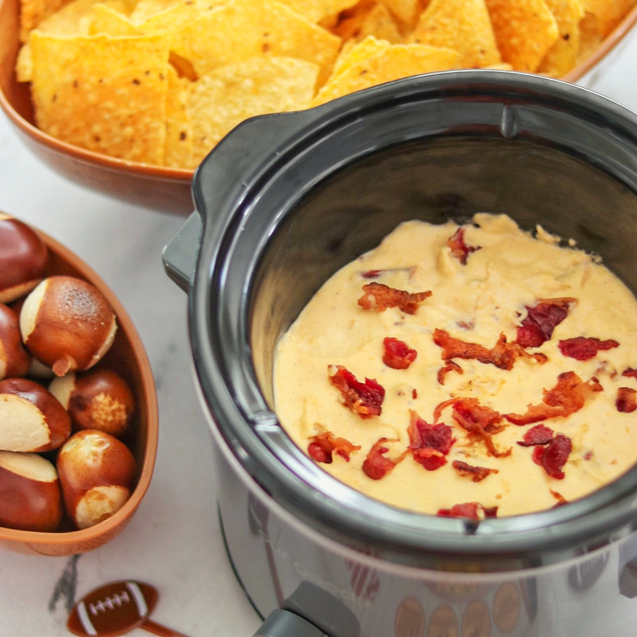 Slow Cooker Beef Bacon Beer Cheese Dip (slow cooker bacon cheese dip recipe)