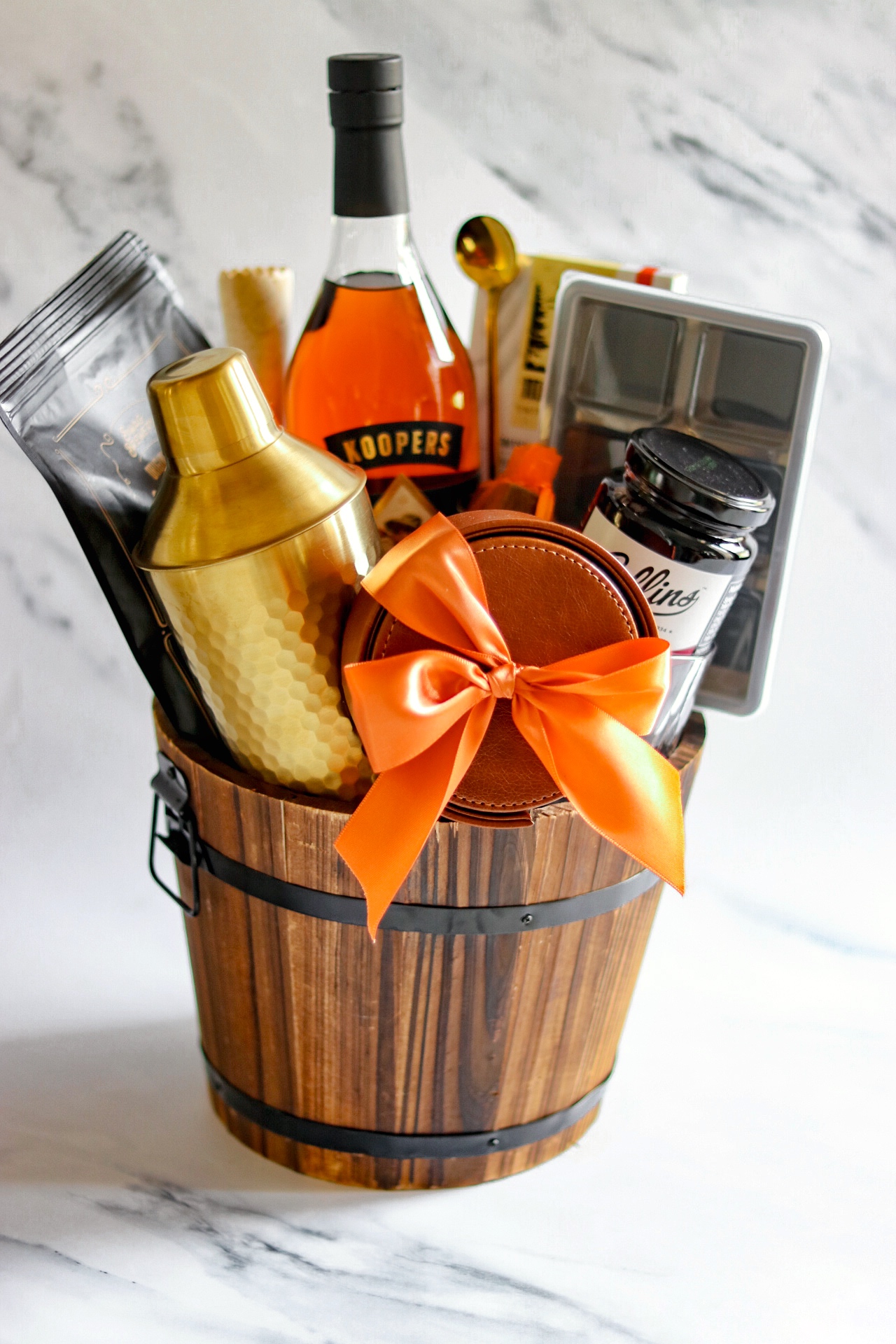 whiskey gift baskets: DIY bourbon whiskey gift basket for Father's Day