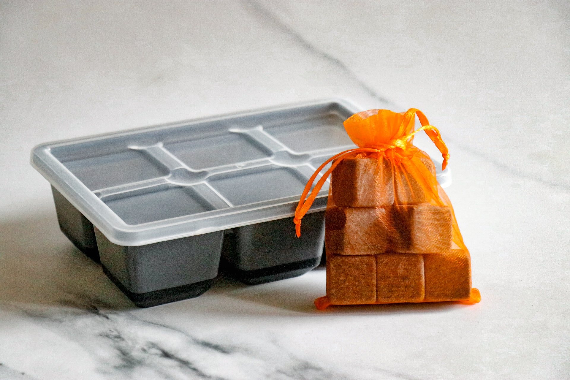 what to put in a whiskey lovers gift basket
