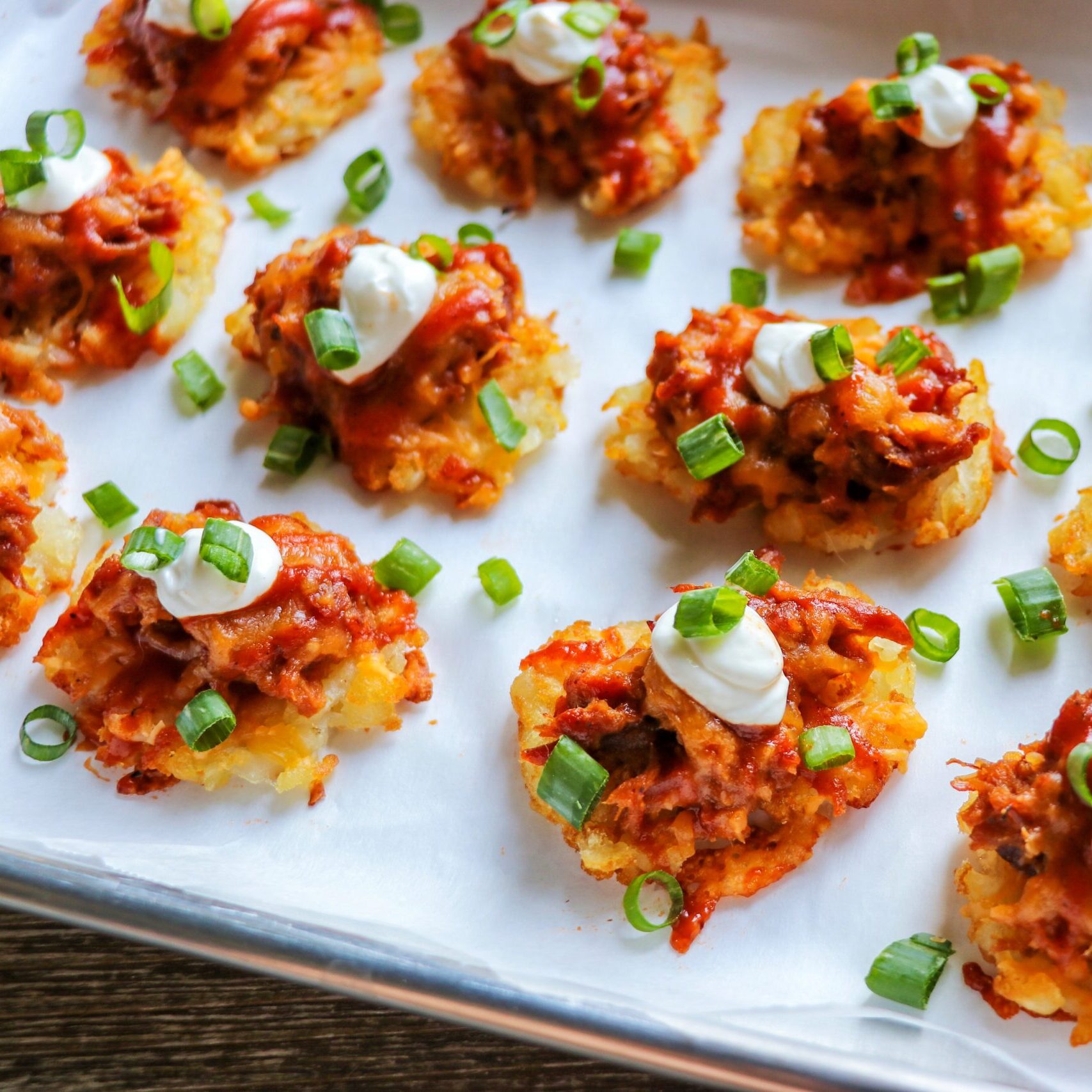 mini loaded tater tot appetizers: smashed tater tots with pulled pork