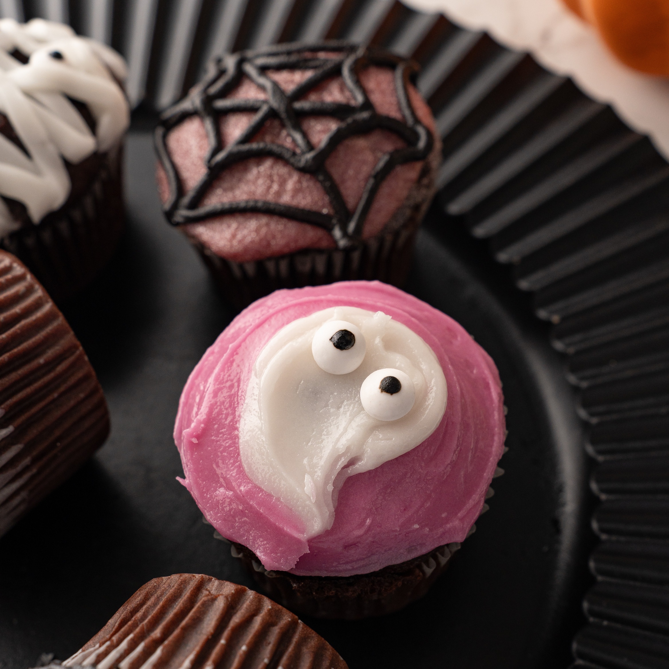 Halloween cupcakes ideas: pulled dot ghost cupcakes