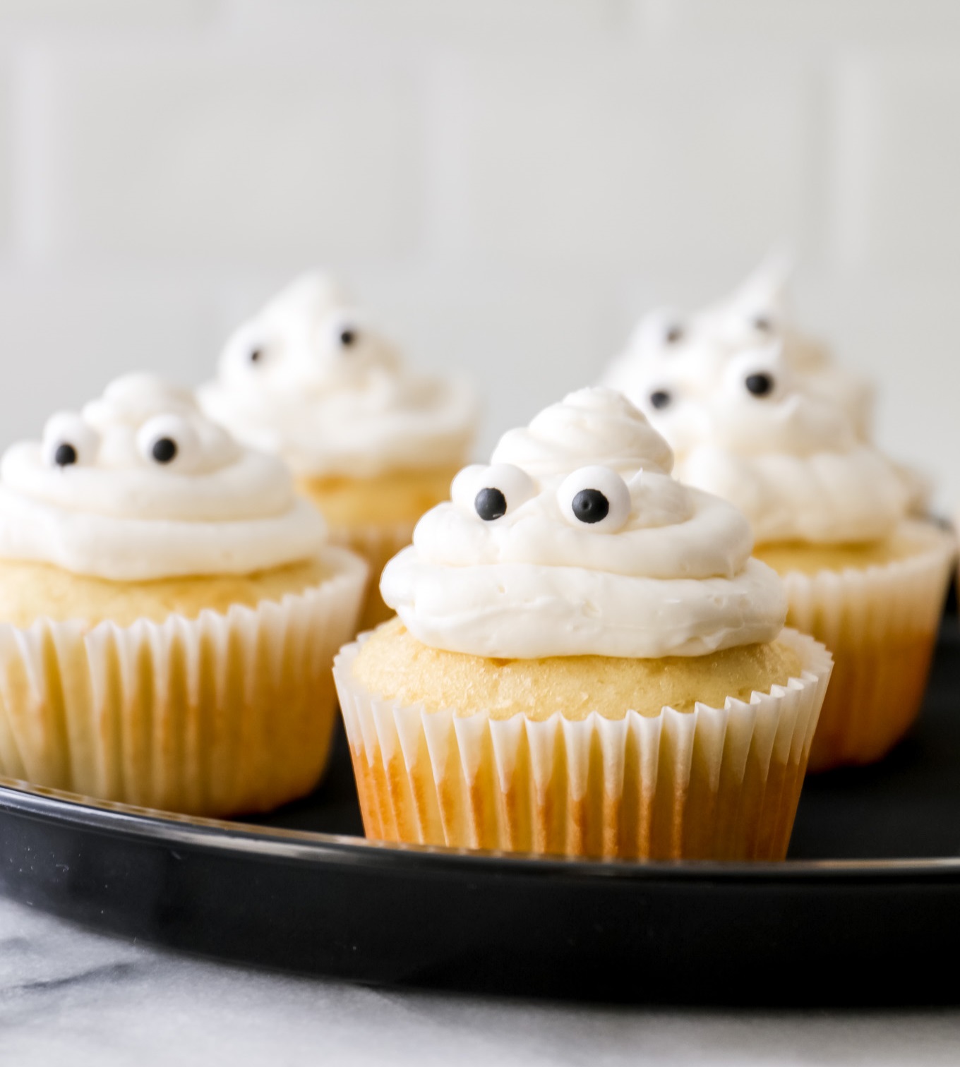 easy Halloween cupcake ideas: ghost cupcakes