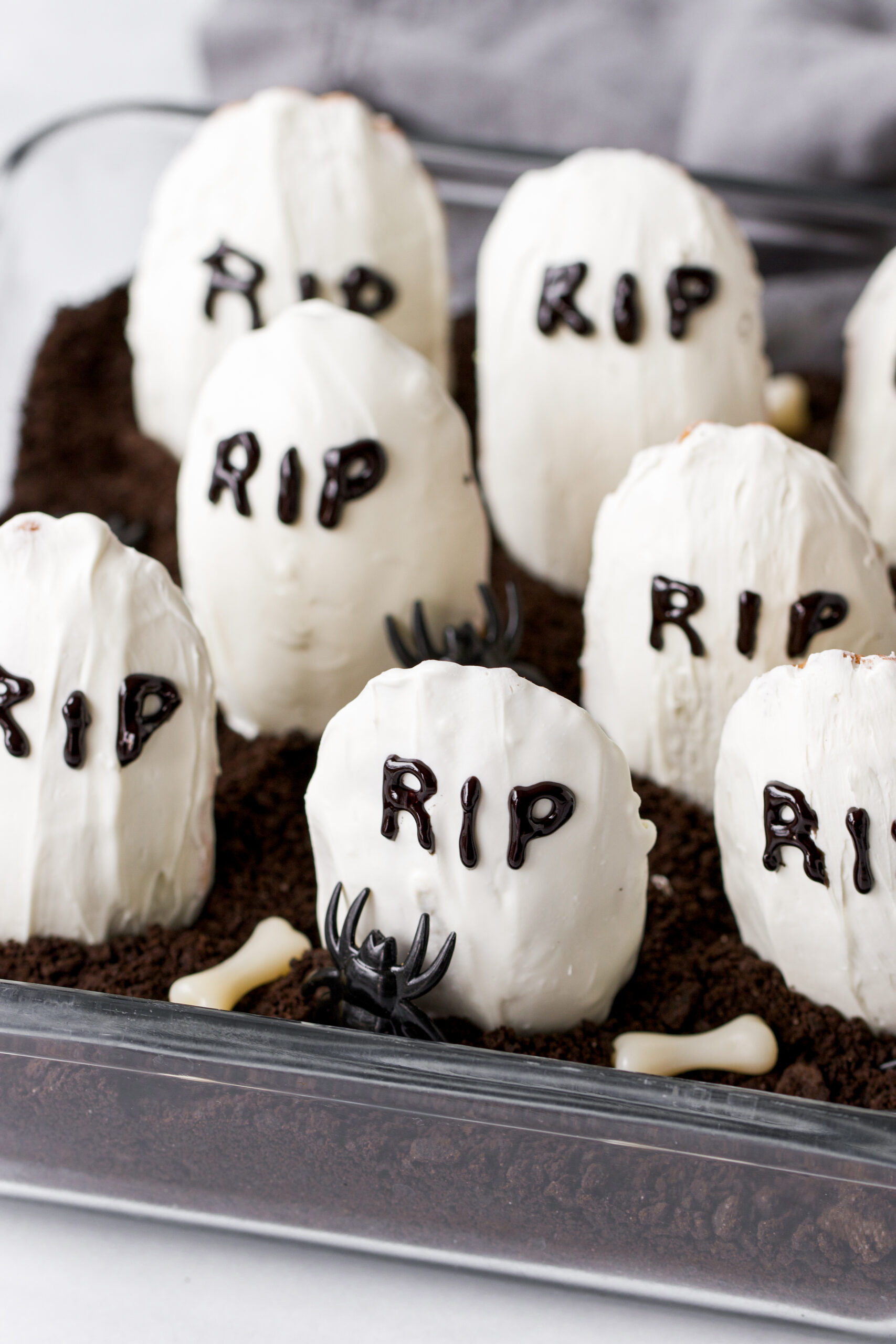 easy Halloween treats for a party: Halloween Madeleines gravestones