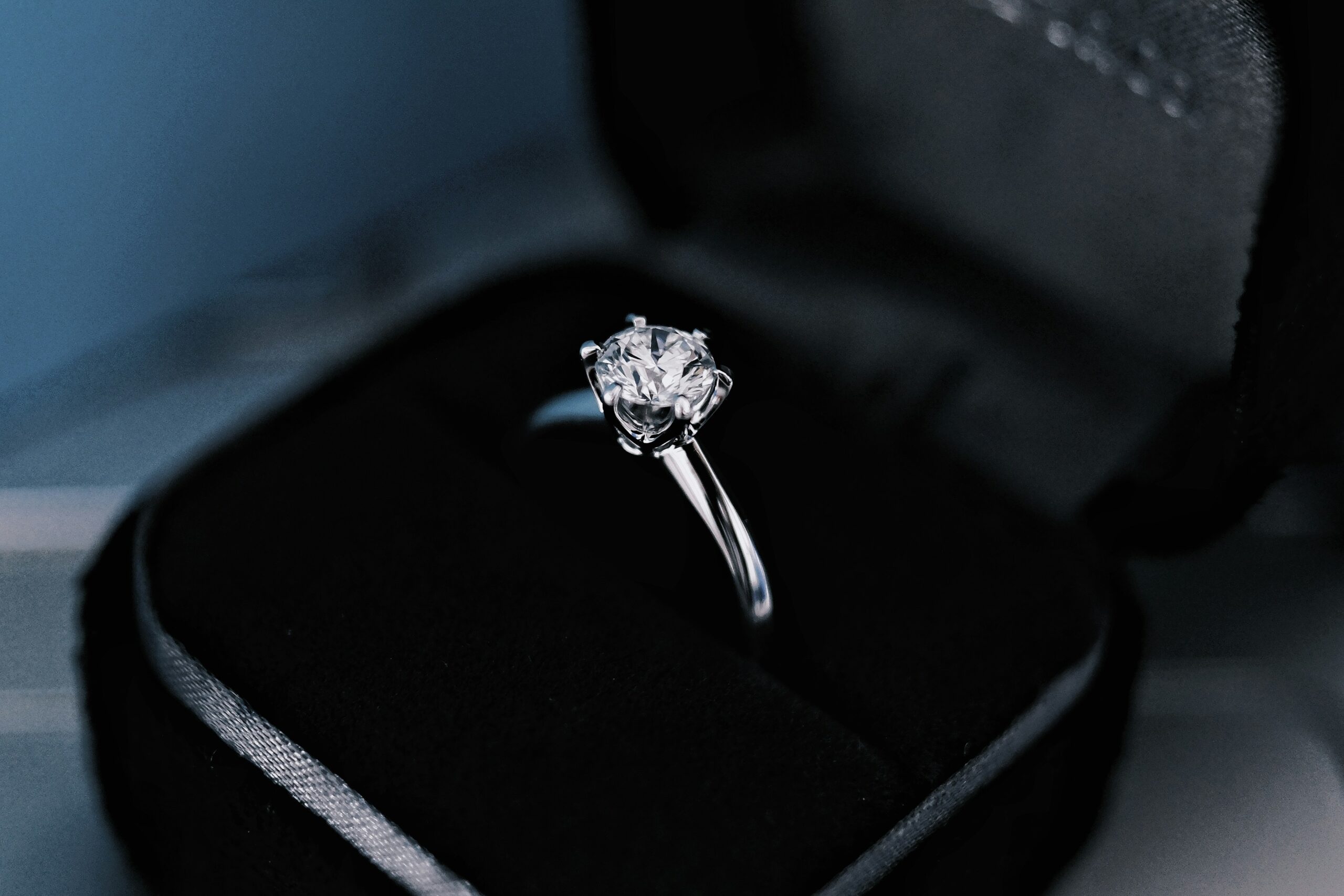 How to judge the quality of a moissanite engagement ring before you buy